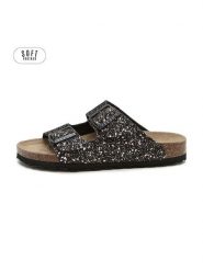 Teegu Klapki w kolorze czarnym rozmiar: 39. Czarne klapki damskie teegu, bez wzorów, z otwartym noskiem, bez obcasa, bez zapięcia. Za 121.99 zł.