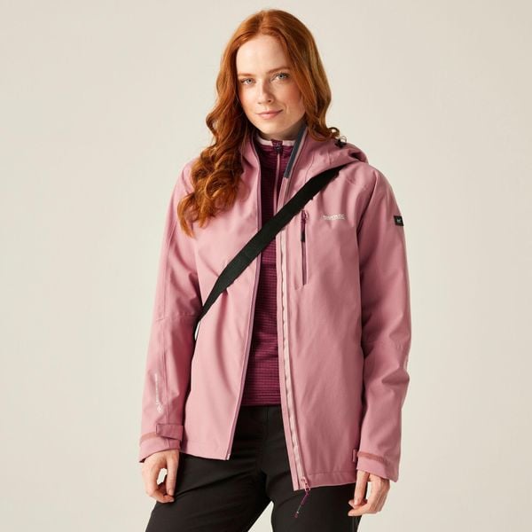 Kurtka turystyczna przeciwdeszczowa damska Birchdale wodoodporna. Czerwone kurtki damskie Regatta, bez wzorów, bez kaptura. Za 299.99 zł.