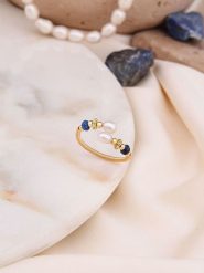 Pierres de Jade Pozłacany pierścionek z perłą i kryształami rozmiar: onesize. Białe pierścionki damskie Pierres de Jade, z kryształem, pozłacane. Za 26.99 zł.