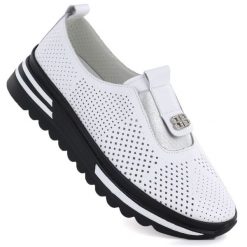 Skórzane półbuty damskie ażurowe na platformie białe S.Barski 7092. Białe półbuty damskie S.BARSKI, w ażurowe wzory, ze skóry, bez obcasa, na koturnie, bez zapięcia. Za 279.99 zł.