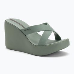 Klapki damskie Ipanema High Fashion II Slide. Zielone klapki damskie Ipanema, bez wzorów, z materiału, bez obcasa, bez zapięcia. Za 139.99 zł.