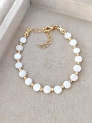 Nakkash Pozłacana bransoletka z masą perłową rozmiar: onesize. Białe bransoletki damskie Nakkash, pozłacane. Za 79.03 zł.