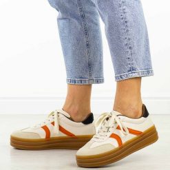 Beżowe sneakersy damskie Jezzi News 9087. Brązowe obuwie sportowe damskie Jezzi, na jesień, z dresówki, bez zapięcia, trekkingowe. Za 119.00 zł.