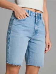 Szorty jeansowe bermudy - niebieski. Niebieskie spodenki sportowe damskie Sinsay, l, bez wzorów, z bawełny, z podwyższonym stanem. W wyprzedaży za 19.99 zł.
