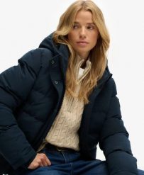 Superdry Kurtka Everest Bomber z recyklingowanego poliestru – Slim fit. Niebieskie kurtki damskie Superdry, bez wzorów, z materiału. Za 406.00 zł.