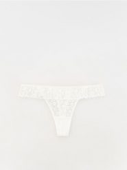 Majtki typu stringi - złamana biel. Stringi Reserved, bez wzorów. W wyprzedaży za 29.99 zł.