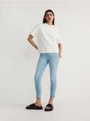 Jeansy slim fit - niebieski. Niebieskie jeansy damskie Reserved. W wyprzedaży za 39.99 zł.