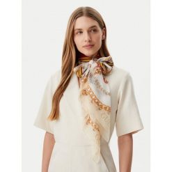 Szal Guess. Szaliki damskie Guess, z aplikacjami. Za 269.99 zł.