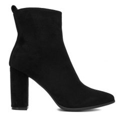 Botki DeeZee. Czarne botki damskie DeeZee, bez obcasa, na słupku, bez zapięcia. Za 199.99 zł.