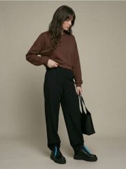 Bluza crewneck soft touch z dodatkiem wiskozy - brązowy. Brązowe bluzy damskie Sinsay, l, bez wzorów, z wiskozy, bez kaptura. Za 45.99 zł.