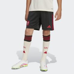 Szorty wyjazdowe Liverpool FC 25/26. Czarne spodenki sportowe damskie Adidas, bez wzorów, do piłki nożnej. Za 179.00 zł.