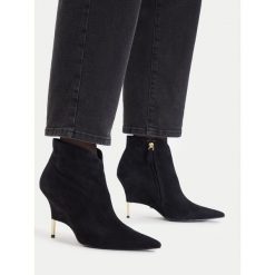 Botki GINO ROSSI. Czarne botki damskie Gino Rossi, bez obcasa, na szpilce, bez zapięcia. Za 599.99 zł.