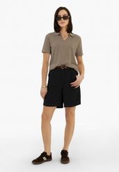 Szorty z lnem P-ELYS. Czarne szorty damskie Volcano, bez wzorów, ze lnu, z podwyższonym stanem. Za 139.99 zł.