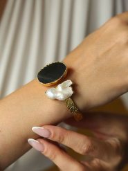 L'Atelier de Gaia Pozłacana bransoletka z elementami ozdobnymi rozmiar: onesize. Białe bransoletki damskie L'Atelier de Gaia, pozłacane. Za 82.99 zł.