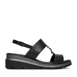 Sandały Lasocki. Czarne sandały damskie Lasocki, bez wzorów, bez obcasa, na koturnie, bez zapięcia. Za 179.99 zł.