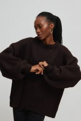 Sweter oversize z bufiastym rękawem INTENSE BROWN - RIVERO. Brązowe swetry klasyczne damskie Marsala, na lato, z wełny, bez kołnierzyka. Za 249.90 zł.