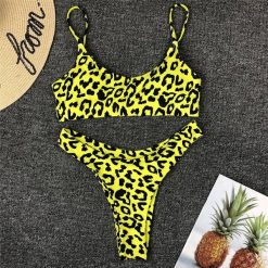 Bikini push-up ze stringami na plażę i basen UV odporne Andriette. Czerwone bikini Intica, bez wzorów, z materiału. W wyprzedaży za 129.00 zł.