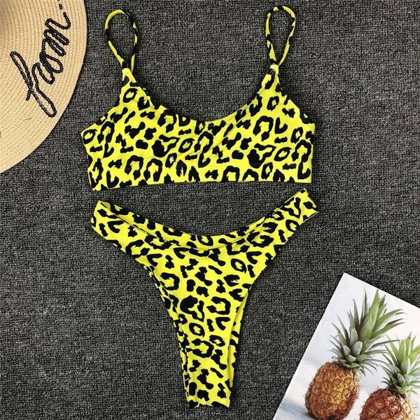 Bikini push-up ze stringami na plażę i basen UV odporne Andriette. Czerwone bikini Intica, bez wzorów, z materiału. W wyprzedaży za 129.00 zł.
