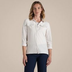 Koszula trekkingowa damska Craghoppers NosiLife Pro Long Sleeved Shirt III. Białe koszule damskie Craghoppers, bez wzorów, casualowe, bez kołnierzyka, bez ramiączek. Za 389.99 zł.