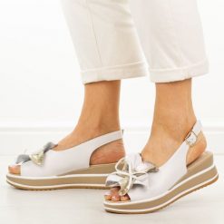 Białe skórzane sandały damskie na koturnie Cambell 40351. Białe sandały damskie Cambell, z aplikacjami, z jeansu, bez obcasa, na koturnie, bez zapięcia. Za 219.00 zł.