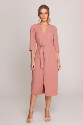 Elegancka sukienka midi z dekoltem V i rozcięciem różana. Czerwone sukienki damskie Stylove, bez wzorów, z elastanu, biznesowe, bez ramiączek. Za 429.00 zł.