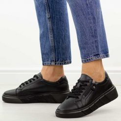 Czarne skórzane półbuty damskie na platformie Jezzi 18-20. Czarne półbuty damskie Jezzi, na jesień, bez wzorów, z jeansu, bez obcasa, na platformie, bez zapięcia. Za 249.00 zł.