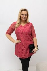 Malinowa tunika wizytowa Larise z eleganckiej koronki PLUS SIZE XXL OVERSIZE WIOSNA. Różowe tuniki damskie Moda Size Plus Iwanek, do pracy, na wiosnę, plus size, bez wzorów, z elastanu, biznesowe, bez kołnierzyka, bez ramiączek. Za 199.90 zł.