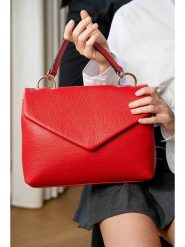 Victor & Hugo Paris Skórzana torebka "Yuna" w kolorze czerwonym - 31 x 22 x 10 cm rozmiar: onesize. Czerwone torebki klasyczne damskie Victor & Hugo Paris, z materiału, przez ramię, bez dodatków. Za 304.99 zł.