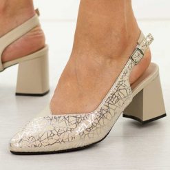 Beżowe skórzane czółenka damskie Cambell 35306. Brązowe czółenka damskie Cambell, bez wzorów, ze skóry, bez obcasa, na słupku. W wyprzedaży za 192.72 zł.