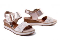 RIEKER REMONTE D6453-31 pink, sandały damskie. Czerwone sandały damskie Rieker Remonte, bez wzorów, bez obcasa, na koturnie, bez zapięcia. Za 271.92 zł.