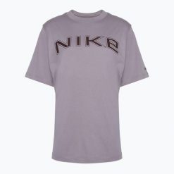 Koszulka damska Nike Sportswear Loose Graphic. Fioletowe bluzki damskie Nike, l, bez wzorów, sportowe, bez kołnierzyka, bez ramiączek. Za 149.99 zł.
