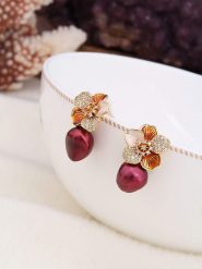 Pierres de Jade Pozłacane kolczyki-wkrętki z cyrkoniami rozmiar: onesize. Czerwone kolczyki damskie Pierres de Jade, z cyrkonią, pozłacane. Za 104.64 zł.