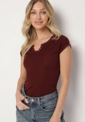 Bordowy T-shirt o Dopasowanym Kroju z Wycięciem i Guzikami przy Dekolcie Ballirea. Czerwone t-shirty damskie Born2be, m, bez wzorów, z materiału, bez kołnierzyka. Za 49.99 zł.