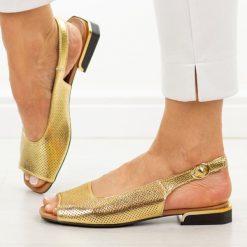 Złote skórzane sandały damskie na obcasie Jezzi 25115-4. Żółte sandały damskie Jezzi, bez wzorów, ze skóry, bez obcasa, na obcasie, bez zapięcia. Za 179.00 zł.