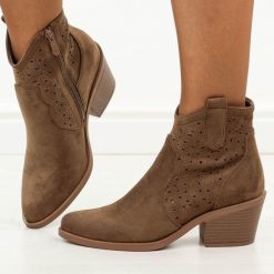 Brązowe botki damskie, kowbojki S.Barski 8147. Brązowe botki damskie S.BARSKI, na jesień, z jeansu, boho, bez obcasa, na obcasie, bez zapięcia. Za 249.00 zł.