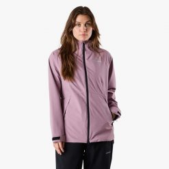 Kurtka przeciwdeszczowa damska Swedemount Orust Rain Jacket wodoodporna. Fioletowe kurtki damskie SWEDEMOUNT, bez wzorów, bez kaptura. Za 329.99 zł.