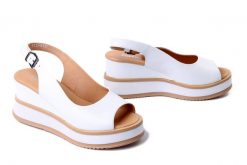 ARTIKER RELAKS 50C0336 biały, sandały damskie. Białe sandały damskie Artiker Relaks, bez wzorów, ze skóry, bez obcasa, na koturnie, bez zapięcia. Za 289.90 zł.