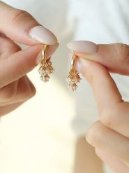 L'Atelier de Gaia Pozłacane kolczyki-kreole rozmiar: onesize. Żółte kolczyki damskie L'Atelier de Gaia, z perłą, pozłacane. Za 69.99 zł.