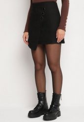 Czarna Kopertowa Spódnica o Trapezowym Kroju Ozdobiona Guzikami Niloria. Czarne spódnice damskie Born2be, na co dzień, l, z aplikacjami, eleganckie, mini. Za 89.99 zł.