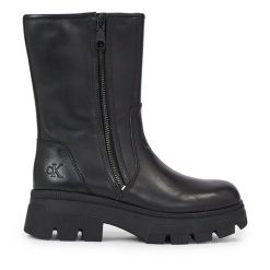 Botki Calvin Klein Jeans. Czarne botki damskie Calvin Klein Jeans, z jeansu, bez obcasa, na płaskiej podeszwie, bez zapięcia. Za 929.99 zł.