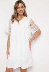 Biała Sukienka Mini Pudełkowa z Koronką na Ramionach i Dekolcie Idalyn. Białe sukienki damskie Born2be, bez wzorów, z koronki, bez ramiączek. Za 119.99 zł.