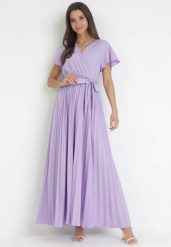 Fioletowa Elegancka Sukienka Maxi w Plisy z Kopertowym Dekoltem i Wiązaniem Thessi. Fioletowe sukienki damskie Born2be, bez wzorów, eleganckie, bez ramiączek. W wyprzedaży za 72.24 zł.
