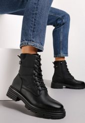 Czarne Botki w Stylu Workerów Grunge Lenikka. Czarne botki damskie Renee, bez obcasa, na płaskiej podeszwie, bez zapięcia. Za 99.99 zł.