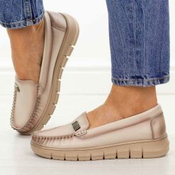 Beżowe skórzane mokasyny damskie Potocki 19427. Brązowe mokasyny damskie POTOCKI, na jesień, z jeansu, z okrągłym noskiem, bez obcasa. Za 219.00 zł.