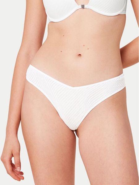 Triumph Stringi Harmony Spotlight 10217381 Biały. Białe stringi Triumph, bez wzorów, z syntetyku. Za 49.99 zł.