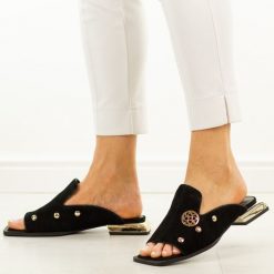 Czarne skórzane klapki damskie DiA 3061. Czarne klapki damskie DiA, bez wzorów, ze skóry, bez obcasa, na obcasie, bez zapięcia. Za 379.00 zł.