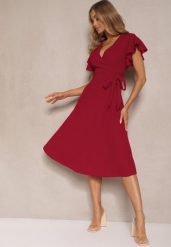 Bordowa Kopertowa Sukienka z Rozkloszowanym Dołem i Ozdobnym Wiązaniem Dannola. Czerwone sukienki damskie Renee, bez wzorów, eleganckie, bez ramiączek. W wyprzedaży za 99.99 zł.
