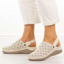 Beżowe klapki damskie na koturnie Vinceza 85206. Brązowe klapki damskie VINCEZA, bez wzorów, z jeansu, bez obcasa, na koturnie, bez zapięcia. Za 139.00 zł.