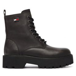 Trapery Tommy Jeans. Czarne trapery damskie Tommy Jeans, z jeansu, bez zapięcia. Za 749.99 zł.