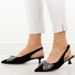 Czarne skórzane sandały damskie DiA 3130. Czarne sandały damskie DiA, bez wzorów, ze skóry, bez obcasa, na obcasie, bez zapięcia. W wyprzedaży za 315.92 zł.